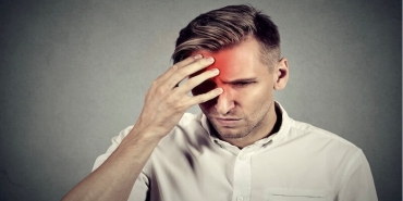 Geçmeyen Baş Ağrısı: Hangi Durumlarda Ciddiye Alınmalı?